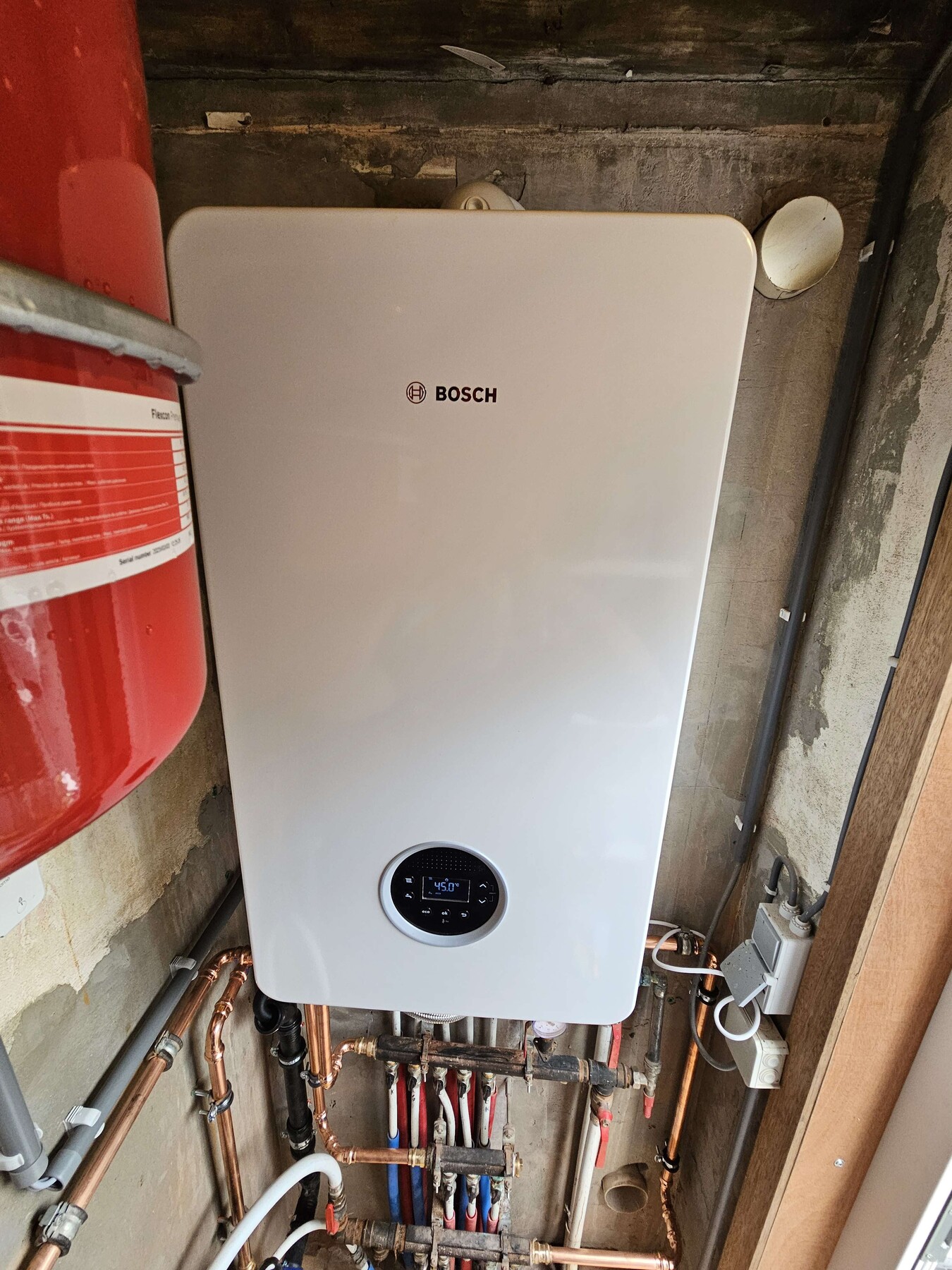 Nieuwe Bosch GC5300iW gascondensatieketel na vervanging van een Remeha gasketel in Leffinge, Middelkerke